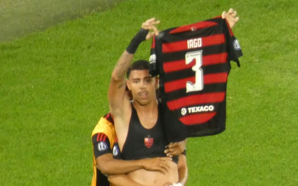 Iago exibe camisa do Flamengo na final com o Barcelona (Foto: Lucas Bayer/Lance!)