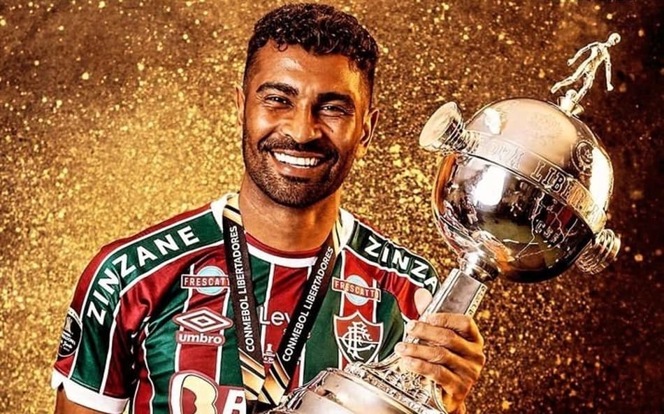 Thiago Santos com a taça da Libertadores que conquistou pelo Fluminense (Foto: Divulgação/ Fluminense)