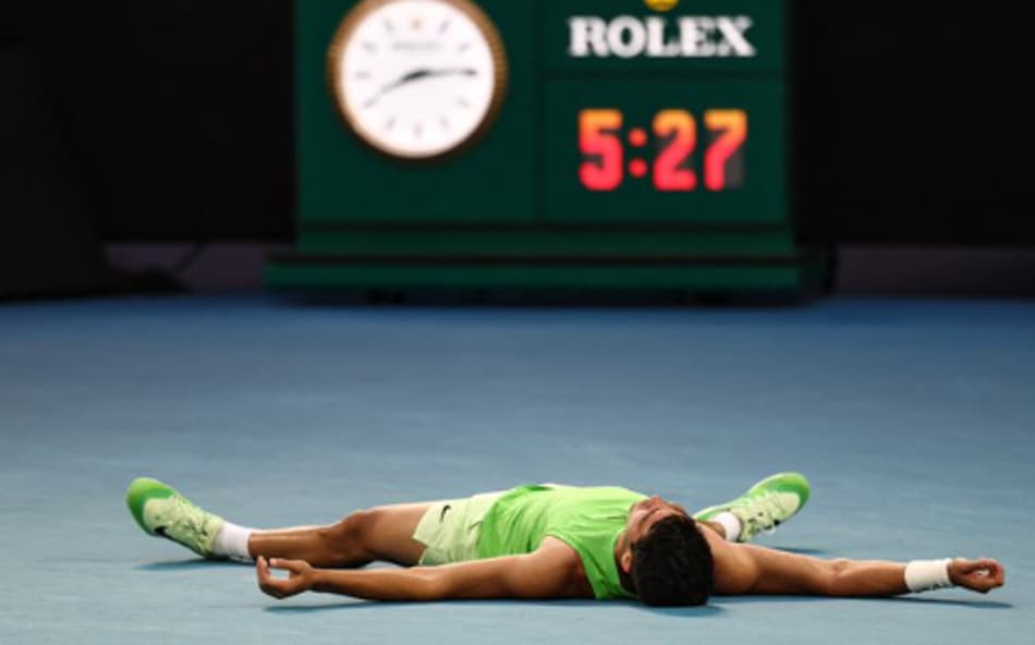 Carlos Alcaraz venceu a semifinal mais longa da história do Australian Open, contra o alemão Alexander Zverev (Foto: DIvulgação)