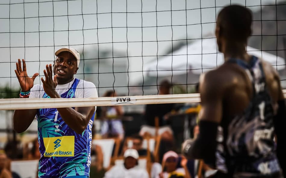 Atleta de Cuba lamenta erro na derrota da final do Elite 16 de Vôlei de Praia (Foto: Divulgação)
