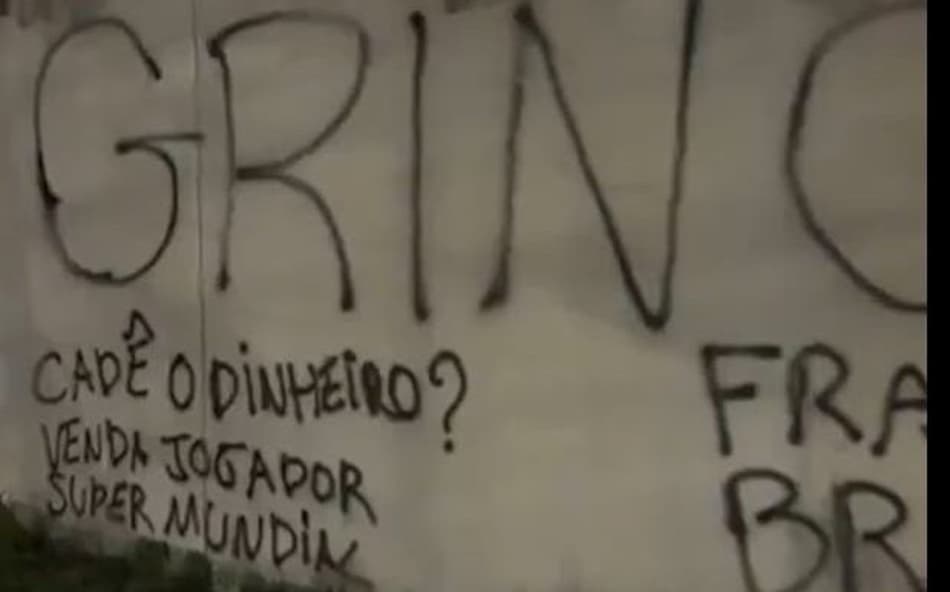 Muros do CT do Botafogo são pichados em protesto contra John Textor