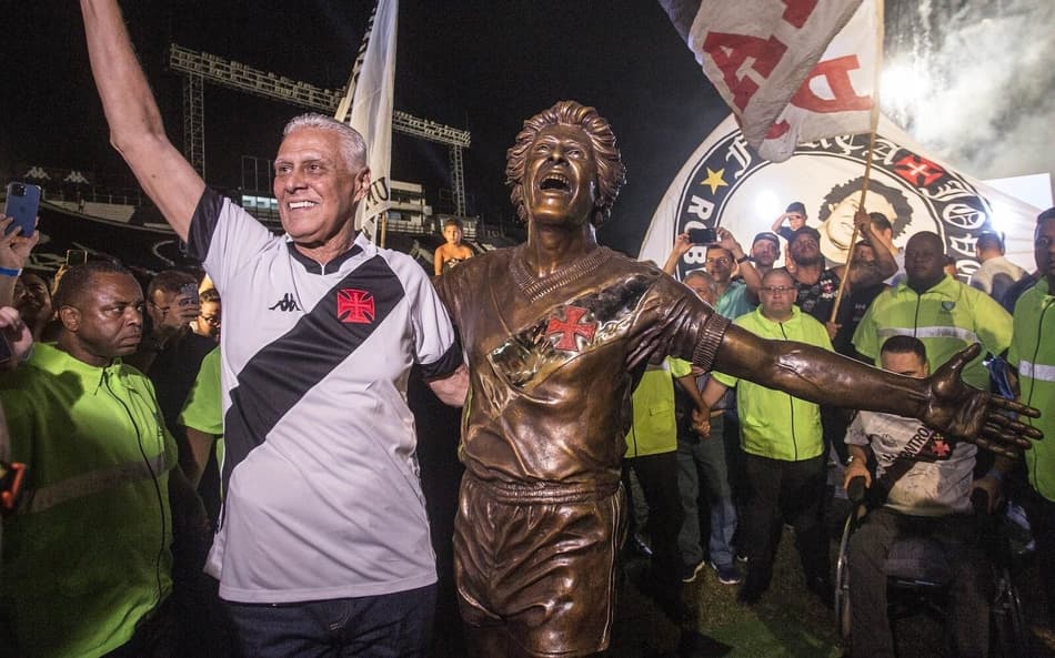 Roberto Dinamite na inauguração de sua estátua em São Januário (Foto: Daniel Ramalho/Vasco)
