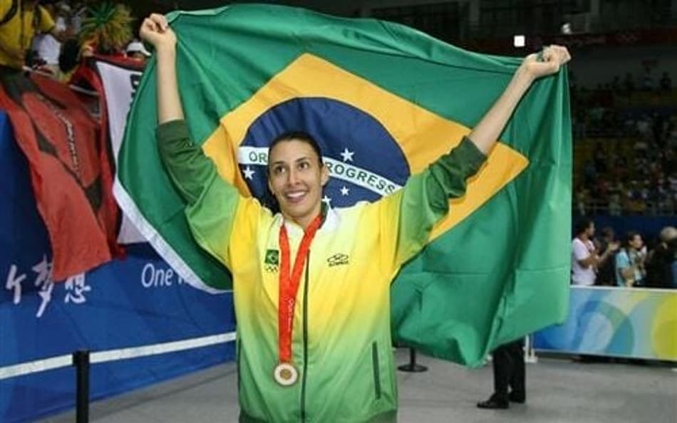 Sheilla celebra medalha de ouro conquistada na Olimpíada de Pequim (Foto: Divulgação/FIVB)