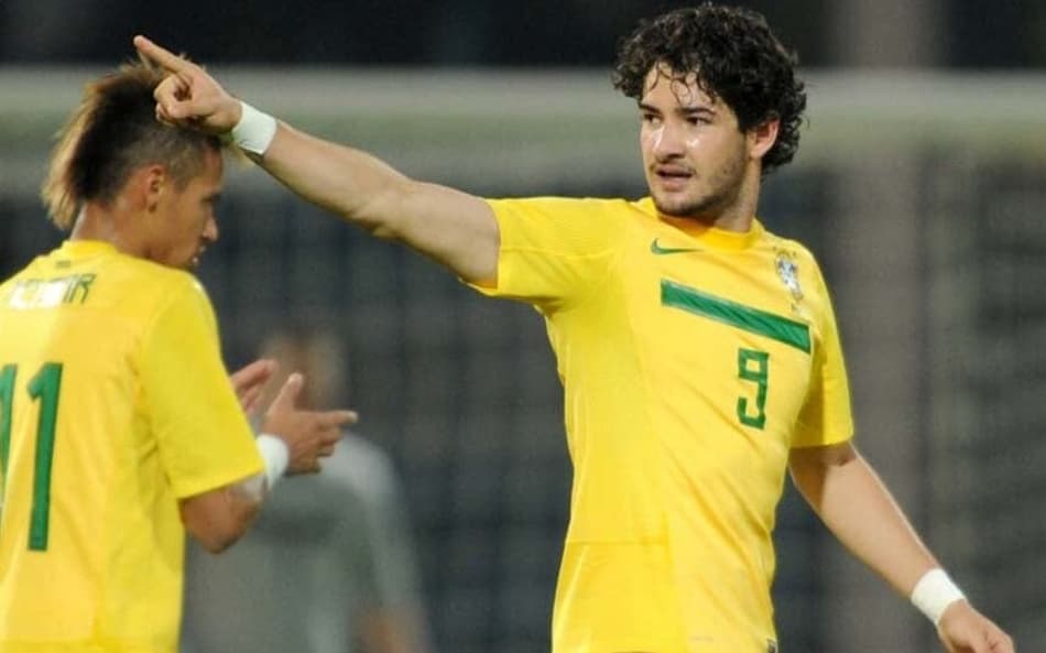 Alexandre Pato. Atualmente defende o Tianjin Quanjian, da China. Ganhou o apelido por ter nascido na cidade de Pato Branco, interior do Paraná.