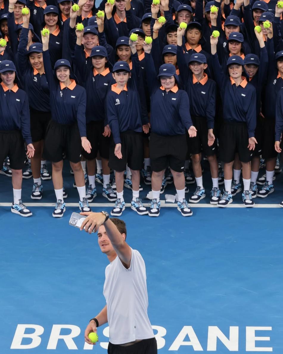 Brasileiro tirou fotos e participou de atividades ao lado das crianças