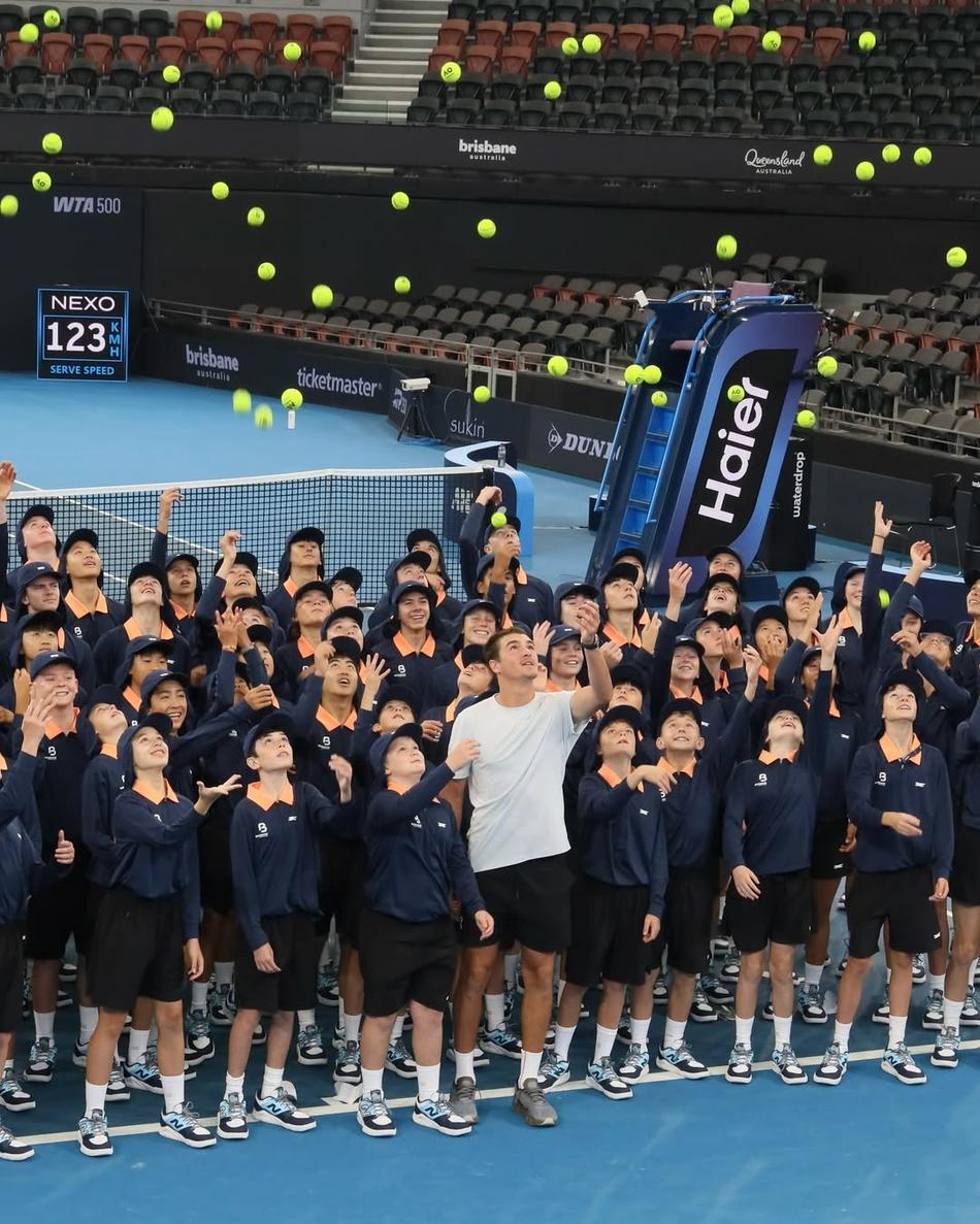 João Fonseca, ao lado dos boleiros do ATP 250 de Brisbane