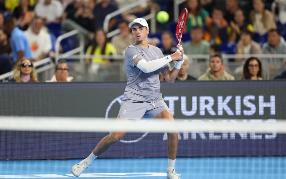 MIAMI, FLORIDA - DECEMBER 08: Joao Fonseca of Brazil plays a forehand against Carlos Alcaraz of Spain during the Miami Invitational at loanDepot park on December 08, 2025 in Miami, Florida. Tomas Diniz Santos/Getty Images/AFP (Photo by Tomas Diniz Santos / GETTY IMAGES NORTH AMERICA / Getty Images via AFP)