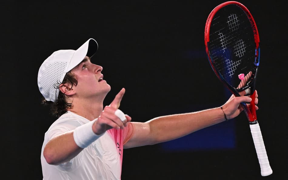 João Fonseca celebra a vitória sobre o russo Andrey Rublev na primeira rodada do Australian Open, em janeiro de 2025 (Foto: William West/AFP)