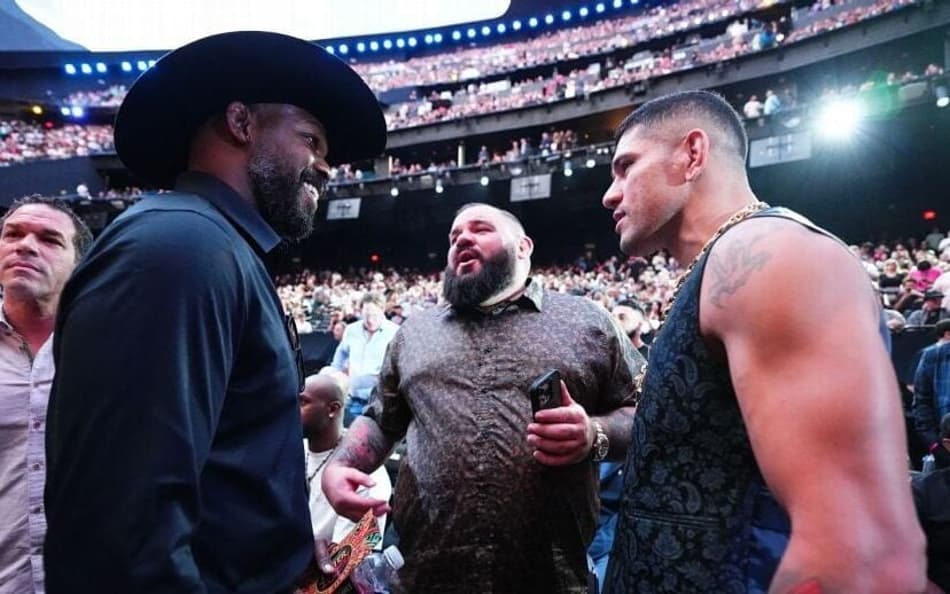 Jon Jones e Alex Poatan durante o Noche UFC (Foto: Jeff Bottari/UFC)