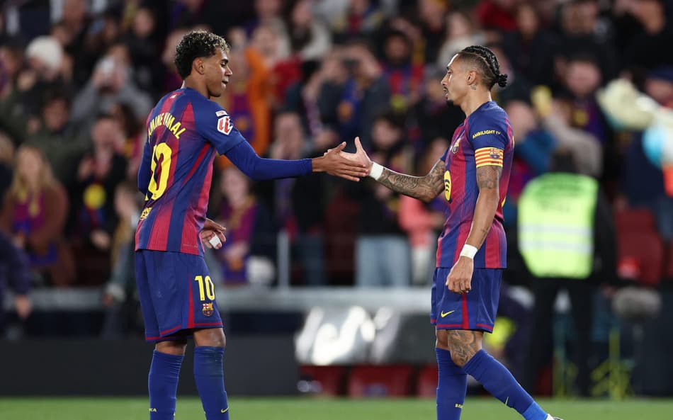 Lamine Yamal e Raphinha comemoram gol do Barcelona sobre o Osasuna no Camp Nou (Foto: Josep LAGO / AFP)