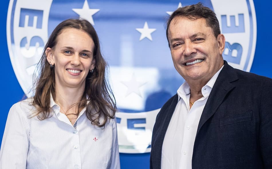 Luiza Parreiras, gerente de futebol feminino do Cruzeiro, ao lado de Pedrinho. (Foto: Gustavo Aleixo/Cruzeiro)