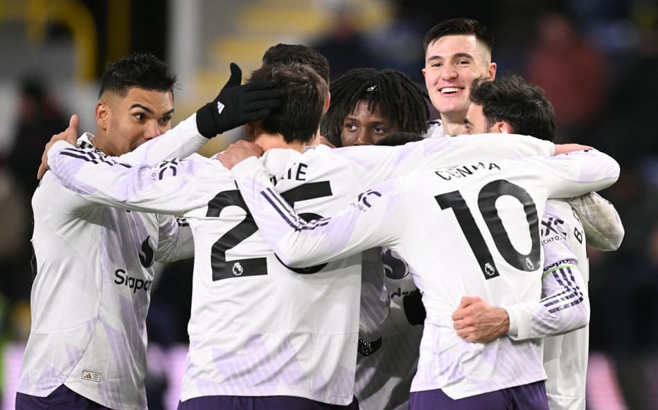 Jogadores do Manchester United comemoram gol pela Premier League (Foto: Oli SCARFF / AFP)