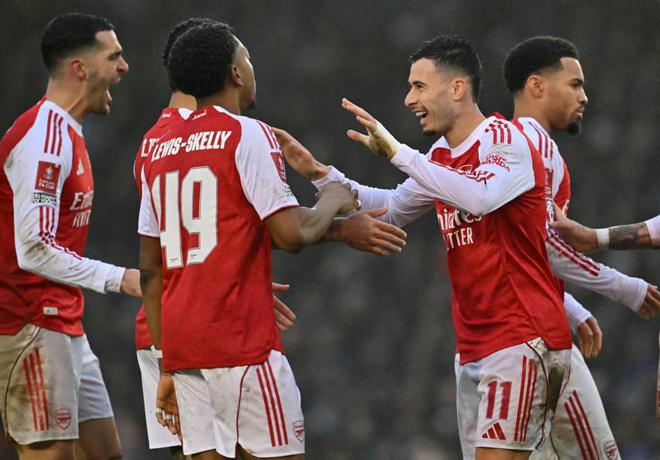 Jogadores do Arsenal comemoram gol de Gabriel Martinelli sobre o Portsmouth pela Copa da Inglaterra (Foto: Glyn KIRK / AFP)