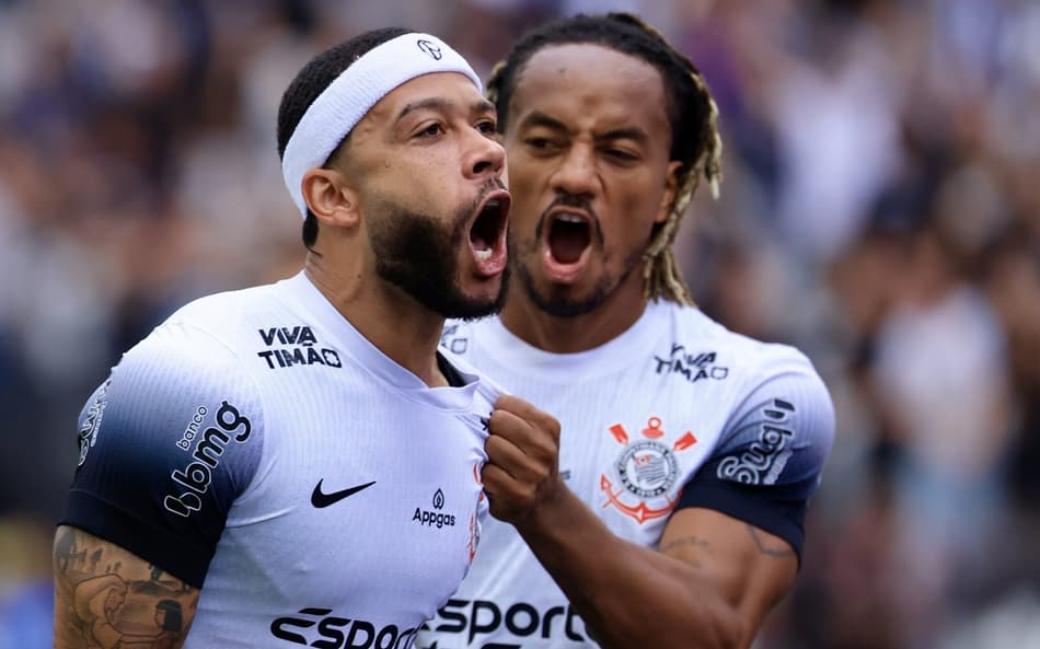 Memphis Depay comemora com Carrillo seu gol no jogo do Corinthians contra o Sport pelo Brasileirão