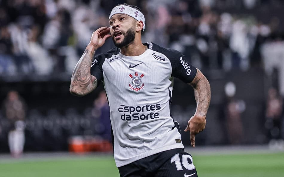 Memphis Depay comemora seu gol no jogo do Corinthians contra o São Paulo (Foto: Everton Okubo/Agência F8/Gazeta Press)