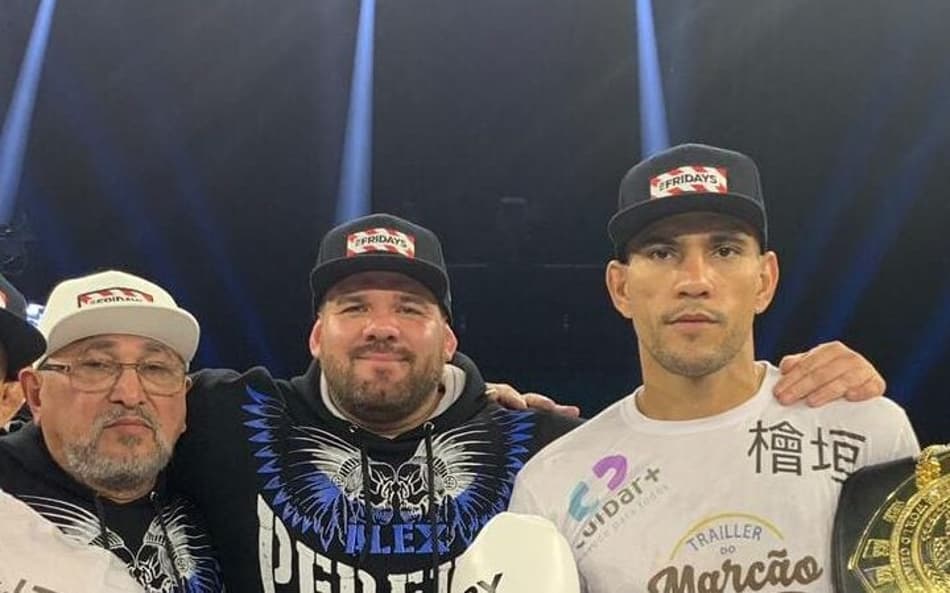 Poatan (dir) presenteou seu pai (esq) antes de retorno ao UFC (Foto: Reprodução Reddit)