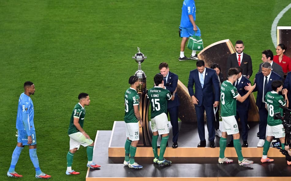 Gustavo Gómez recebendo a medalha de vice-campeão da Libertadores (Foto: Connie FRANCE / AFP)