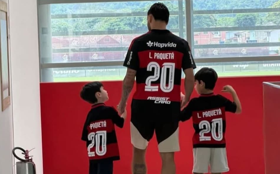 Paquetá no Ninho do Urubu com a camisa do Flamengo (Foto: Reprodução)