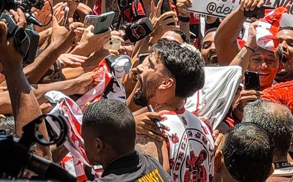 Paquetá no meio da torcida do Flamengo no aeroporto (Foto: Lucas Bayer/Lance!)