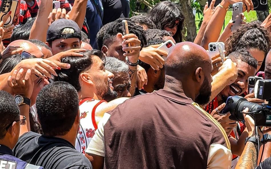 Paquetá tirando fotos com os torcedores do Flamengo no aeroporto (Foto: Lucas Bayer/Lance!)
