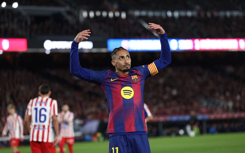 Raphinha comemora vitória em La Liga (Foto: Josep LAGO / AFP)