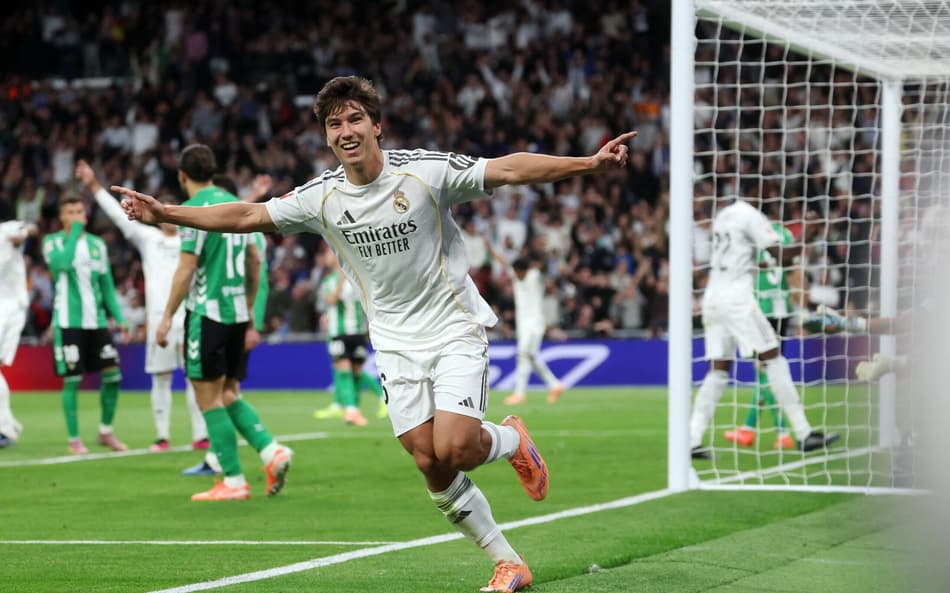 Com três gols de Gonzalo García, o Real Madrid venceu o Betis por 5 a 1, em La Liga (Foto: Pierre-Philippe MARCOU / AFP)