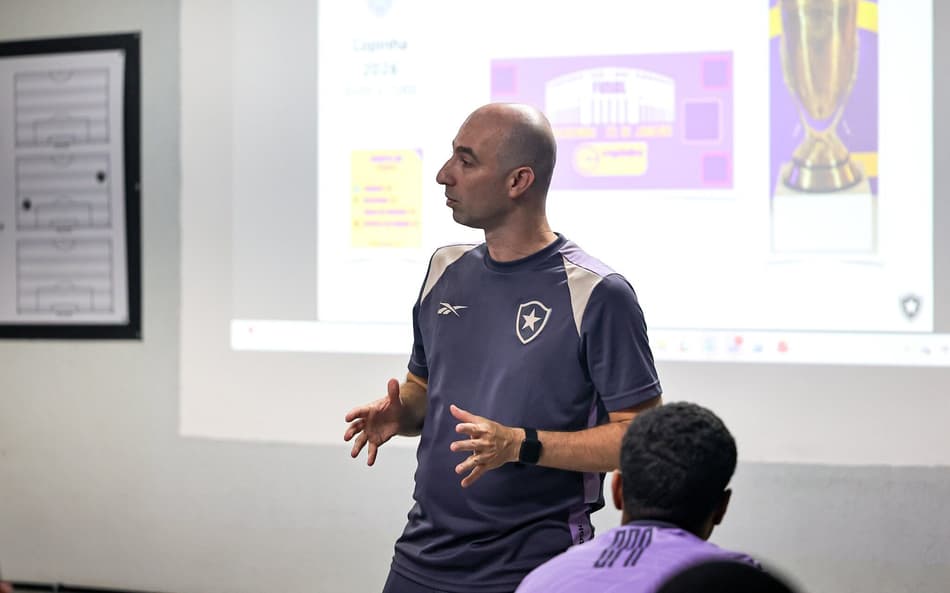 Técnico do Sub-20, Rodrigo Bellão comandou o Botafogo na estreia do Carioca