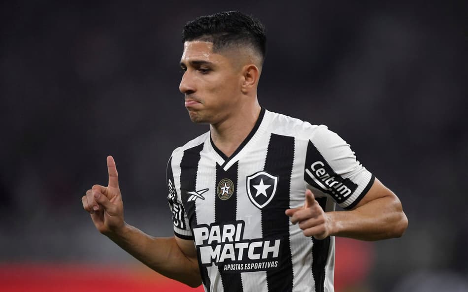 Savarino comemora gol no jogo do Botafogo contra o Peñarol pela Libertadores