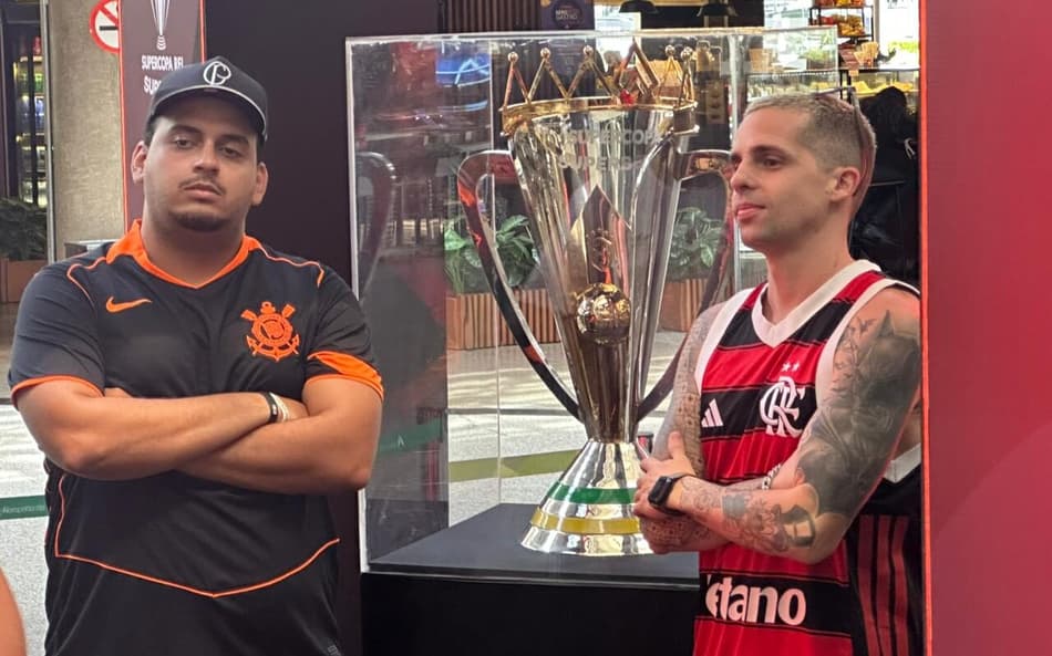 Torcedores de Corinthians e Flamengo com a taça da Supercopa Rei (Foto: Lucas Bayer/Lance!)