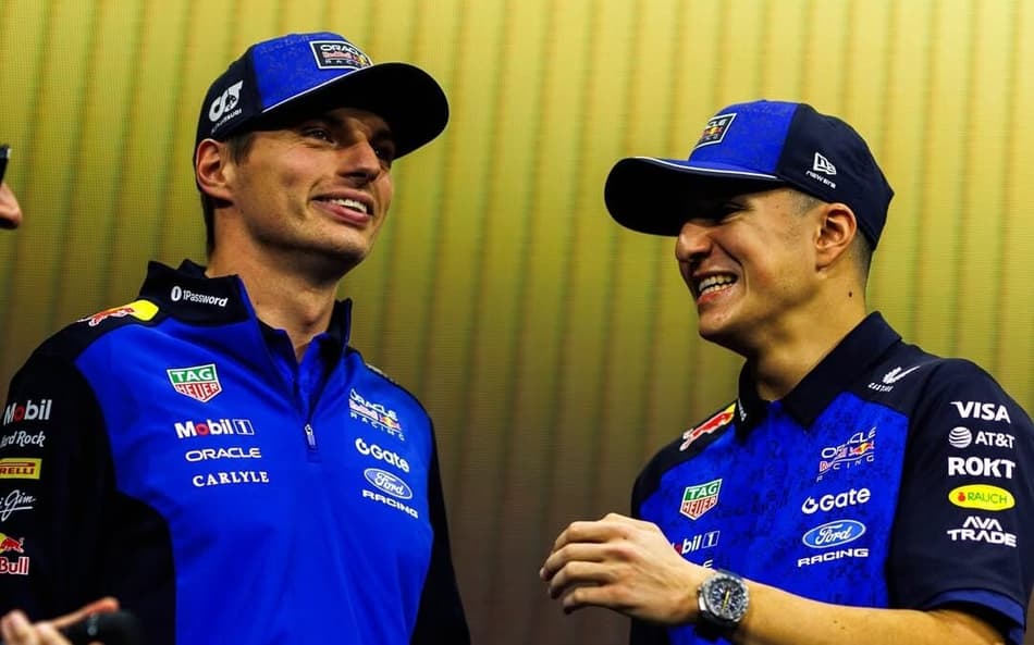 Verstappen e Hadjar durante o lançamento do novo carro da Red Bull