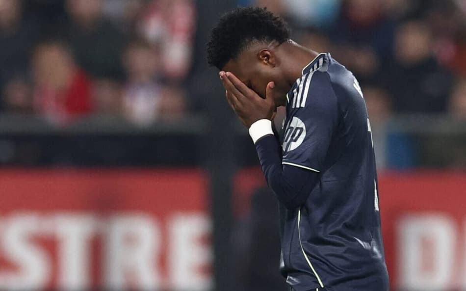 Vini Jr lamentando o empate do Real Madrid diante o Elche, em La Liga (Foto: Josep Lago/AFP)