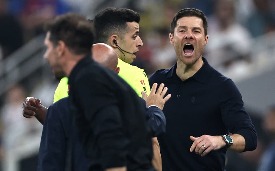 Xabi Alonso discute com Diego Simeone no duelo entre Real Madrid e Atlético de Madrid pela Supercopa da Espanha (Foto: Fadel SENNA / AFP)