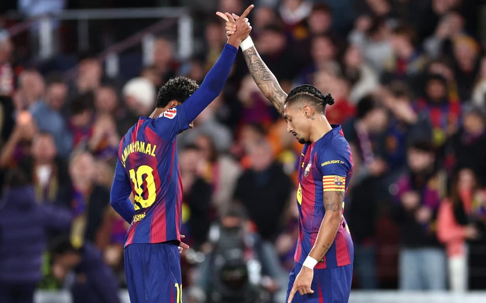 Lamine Yamal e Raphinha comemoram gol do Barcelona sobre o Osasuna no Camp Nou (Foto: Josep LAGO / AFP)
