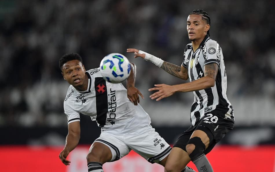 Matheus França e Newton disputam a bola em Vasco x Botafogo (Foto: Thiago Ribeiro/Agif/Gazeta Press)