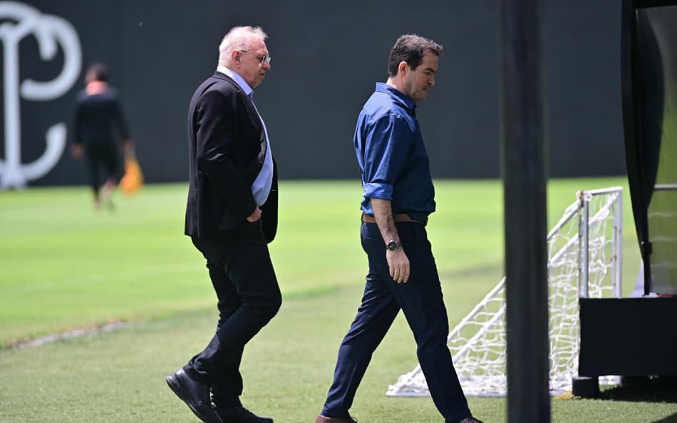 Presidente do Corinthians, Omar Stabile, ao lado do executivo de futebol do clube, Marcelo paz