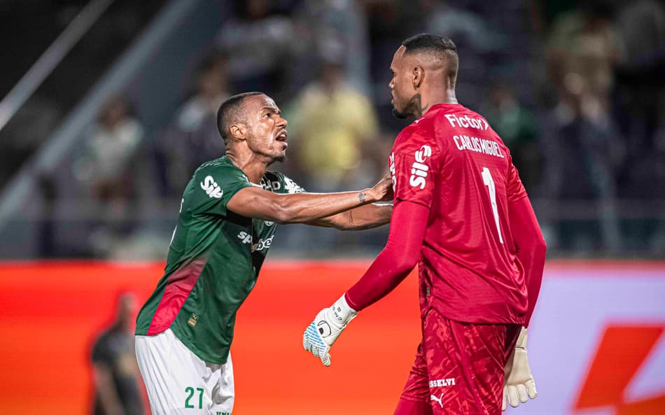 Marlon Freitas orienta Carlos Miguel na vitória do Palmeiras (Foto: Anderson Lira/Código19/Gazeta Press)