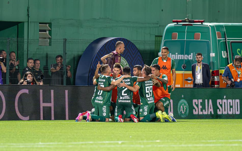 Chapecoense venceu o Santos nesta quarta-feira (28), na Arena Condá. (Foto: Gilson Freitas/Agência F8/Gazeta Press)