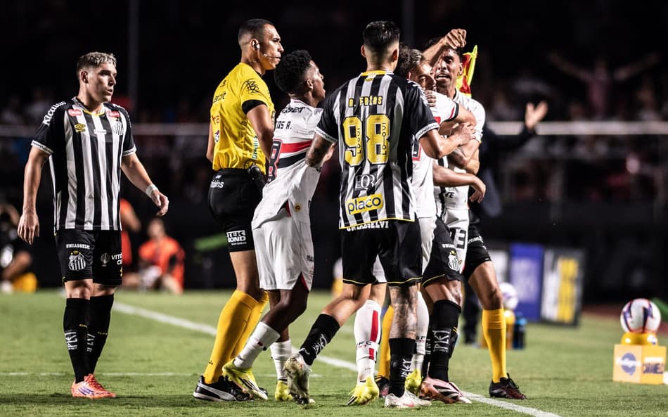 Confusão durante clássico entre o São Paulo e o Santos, no Morumbis. (Foto: Guilherme Veiga/PXIMAGES)