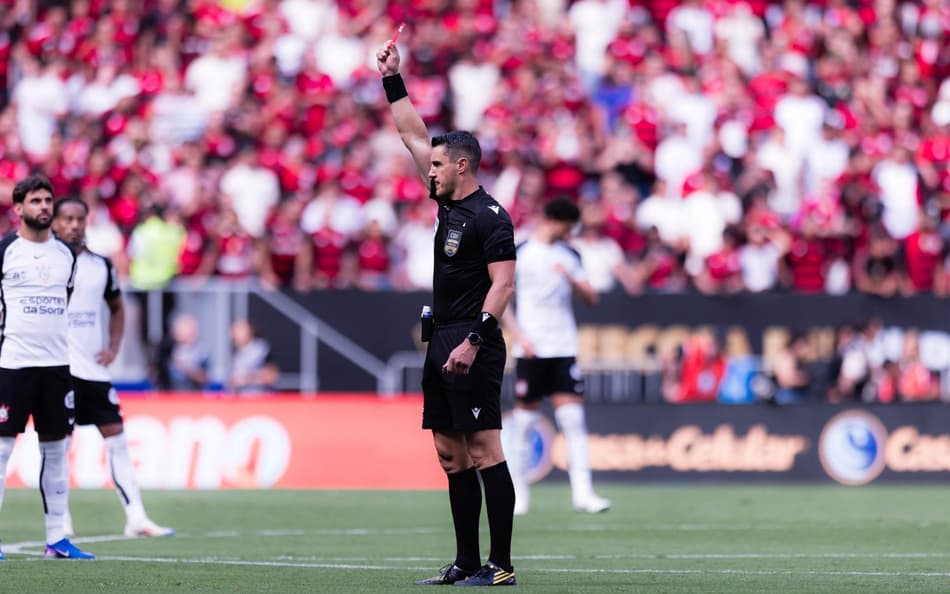 Expulsão de Carrascal foi correta? Entenda a regra que permitiu cartão vermelho na volta do intervalo da Supercopa