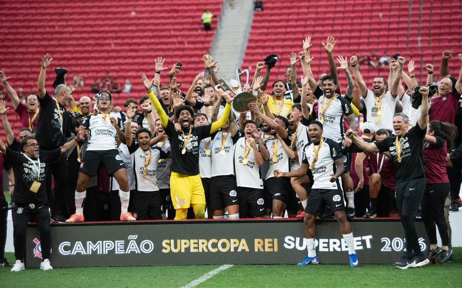 Corinthians celebra o título da Supercopa Rei, em Brasília, após vitória por 2 a 0 diante do Flamengo. (Foto: DELMIRO DOS SANTOS JUNIOR/MOCHILA PRESS)