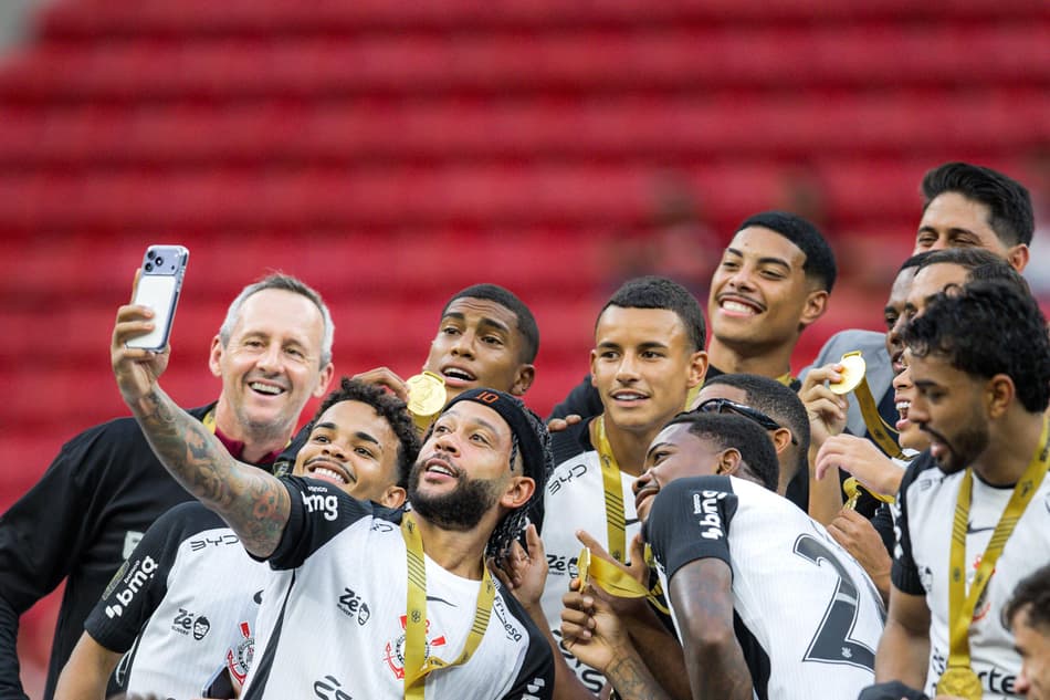 Jogadores do Corinthians após título em cima do Flamengo (Foto: (Foto: Diogo Neves De Carvalho/W9 PRESS/Gazeta Press)