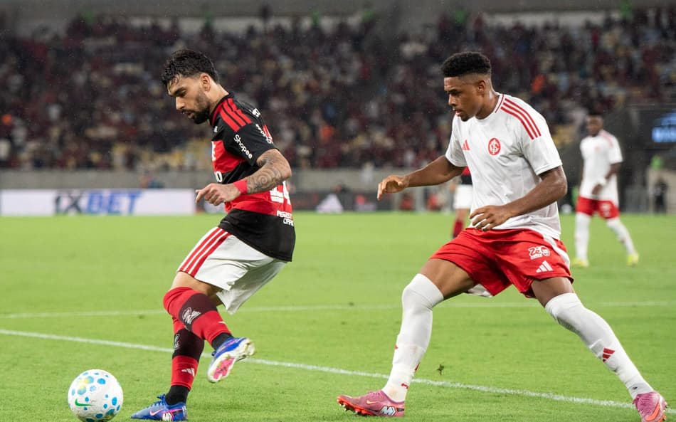 Victor Gabriel, zagueiro do Internacional, marca Lucas Paquetá, do Flamengo