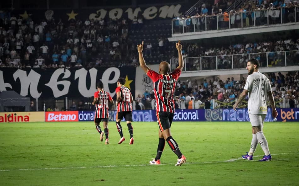 Lucas comemora gol de Calleri pelo São Paulo no clássico contra o Santos. (Foto: Giuliano Rodrigues/Pera Photo Press)