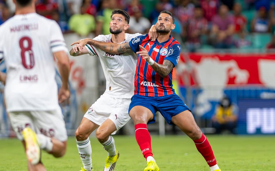 Willian José e Jammes disputam bola pelo alto (Foto: Fillipe Alves/Agência F8/Gazeta Press)