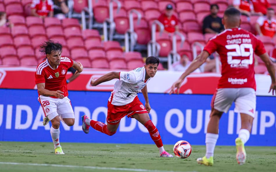 Lucas Hian, do São Luiz, tenta vencer marcação de Bernabei