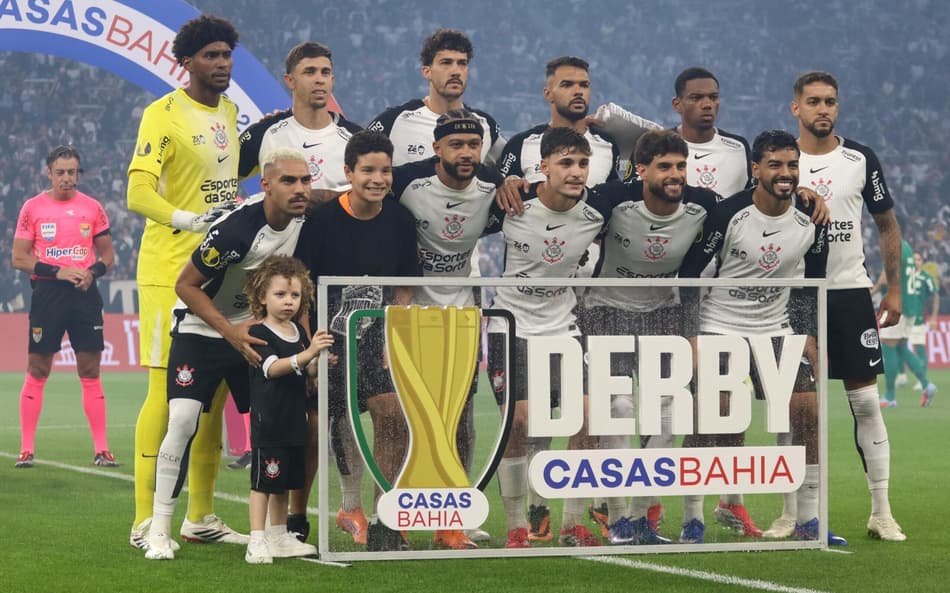 Time do Corinthians perfilado antes do clássico (Foto: Theo Daolio/Ekobanpress)