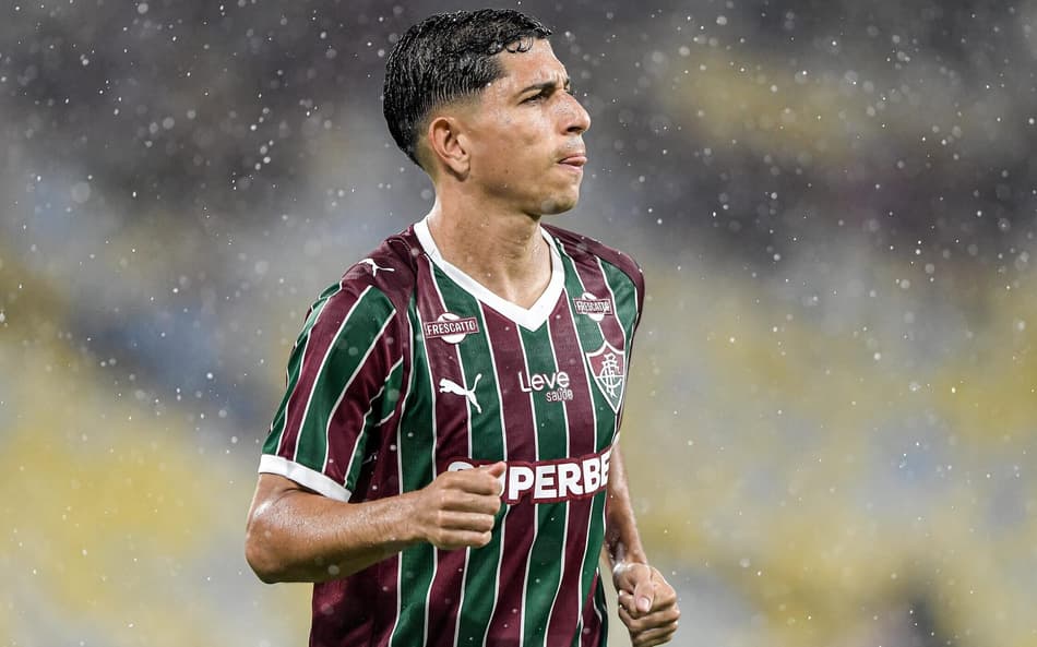 Savarino com a camisa do Fluminense (Foto: Thiago Ribeiro/Agif/Gazeta Press)