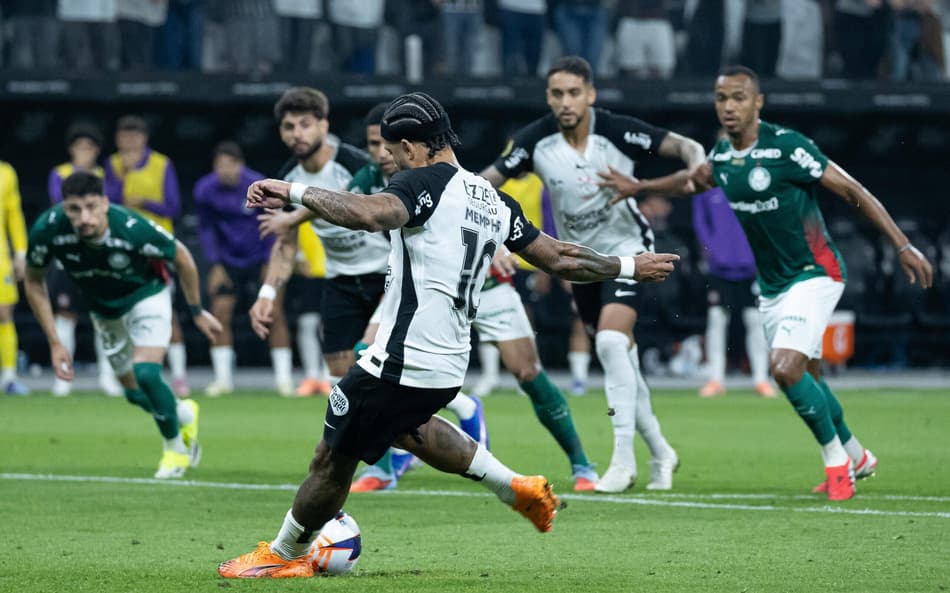Memphis Depay perde pênalti em Corinthians x Palmeiras
