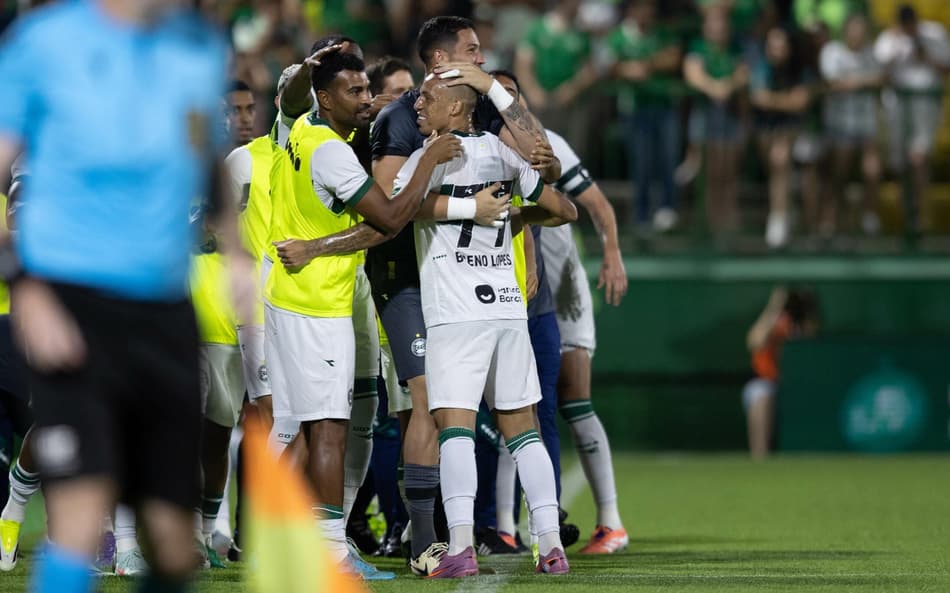 Breno Lopes comemora gol em Chapecoense x Coritiba (Foto: Liamara Polli/ Agif/Gazeta Press)