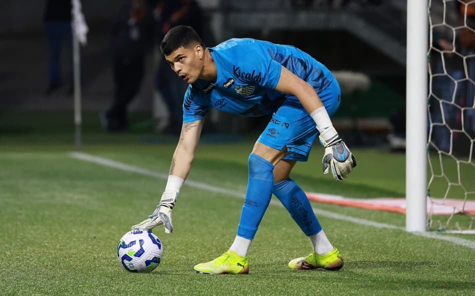 Gabriel Brazão acumula 95 jogos com a camisa do Santos. (Foto: LEO BARRILARI/Gazeta Press)